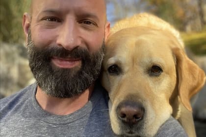 Brian y su perro Magnus realizan labores terapéuticas con enfermos terminales