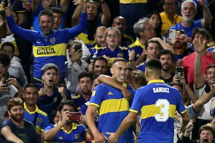 Briasco celebra su golazo junto a Sandez, con los hinchas disfrutando atrás