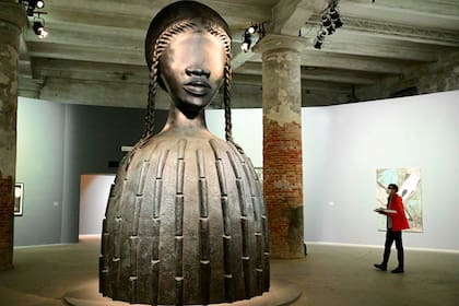 Brick House, escultura de bronce de la artista Simone Leigh