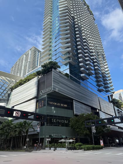 Brickell City Centre, el mall con marcas de lujo como Victoria Secret, Rolex, Sephora, Apple Store y más