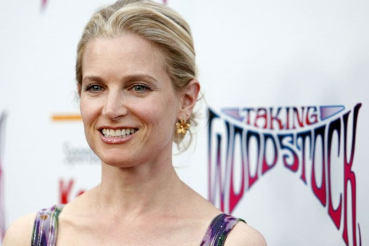 Bridget Fonda sonríe para la foto en el estreno de <I>Taking Woodstock,</I> en Hollywood, California.