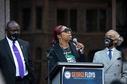 Bridgett Floyd habla el domingo 23 de mayo de 2021 durante una marcha por el primer aniversario de la muerte de su hermano George Floyd a manos de la policía, en Minneapolis, Minnesota. (AP Foto/Christian Monterrosa)