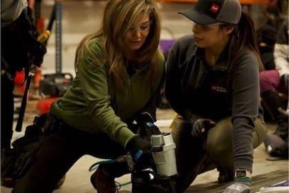 Bridgette Tena, de 51 años, trabaja como techista en Estados Unidos