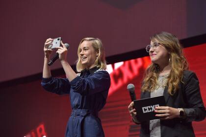 Brie en la Comic Con de San Pablo, sacándole fotos a la gran audiencia que fue a verla