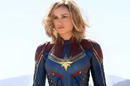 Brie Larson como Carol Danvers, vistiendo el uniforme de la Capitana Marvel