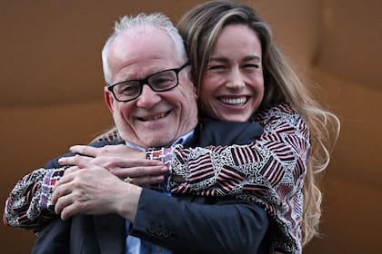 Brie Larson, parte del jurado de la competencia oficial, abraza al presidente del festival, Thierry Frémaux