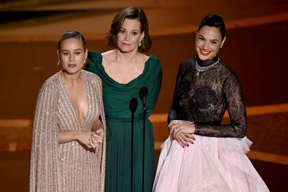 Brie Larson, Sigourney Weaver y Gal Gadot, tres heroínas reunidas en el escenacio del Solby Theatre de Los Angeles