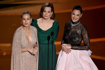 Brie Larson, Sigourney Weaver y Gal Gadot, tres heroínas reunidas en el escenario del Dolby Theatre de Los Angeles