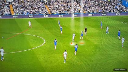Brighton tiene la pelota en la mitad de la cancha y Malo Gusto, habitual lateral derecho, aparece como 5 para tomar la marca de Malick Yalcouyé