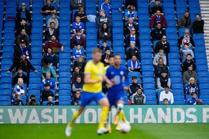 Brighton vs. Chelsea fue visto por 2500 espectadores en persona y, autorizado por el gobierno, fue una evaluación para un progresivo regreso del público a los estadios; "lávese las manos", exhorta el cartel luminoso.