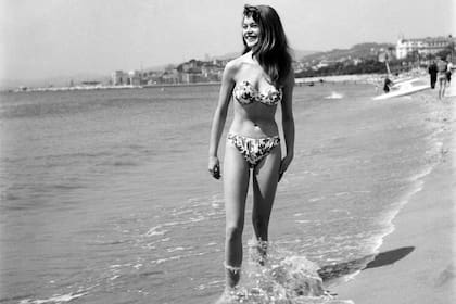 Brigitte Bardot posando con su famoso bikini en Cannes en 1953
