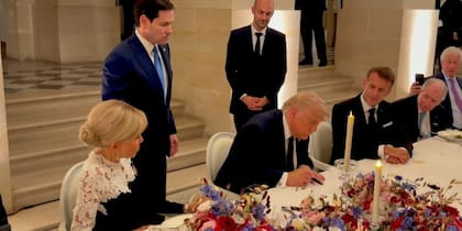 Brigitte Macron, Marco Rubio y emmanuel Macron observan mientras Donald Trump firma el acuerdo con Irán, este miércoles 17 de junio, en Versalles