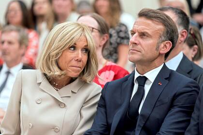 Brigitte y Emmanuel Macron, en una ceremonia en Londres (Archivo)