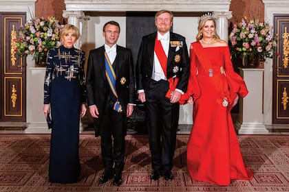Brigitte y Emmanuel Macron junto a los reyes de los Países Bajos previo al banquete de Estado en el Palacio Real de Ámsterdam.