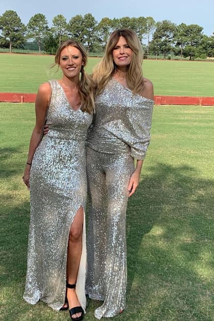 Brillantes. Isabel y su hermana Mili con looks casi iguales.