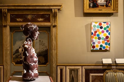 "Brillo doméstico sobre lienzo" y "El cráneo debajo de la piel", mármol rojo y ágata blanca, dos obras de Damien Hirst que integran la muestra "Archaeology Now" en la Galleria Borghese de Roma