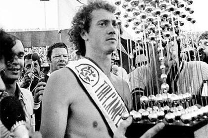 Brilló Falcão en los 70, antes de pasar a Roma; ganó ocho torneos con Inter y no vino con Brasil al Mundial 78 por diferencias con el DT Coutinho; luego, integraría el "cuadrado mágico" del Scratch junto con Toninho Cerezo, Sócrates y Zico