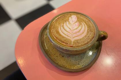 Brillos y café: latte con glitter comestible y almíbar de flores