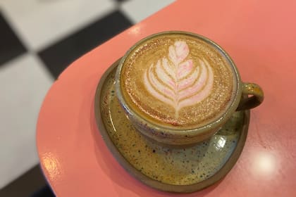 Brillos y café: latte con glitter comestible y almíbar de flores