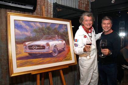 Brindando con su amigo Cristian Franck, quien, hace años, le regaló esta pintura.