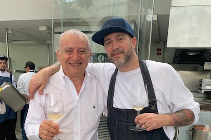 Brindando: Emilio Garip y Lele Cristóbal