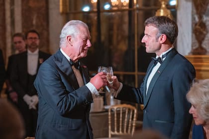 Brindis entre el Rey y el presidente de Francia.