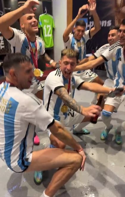 Brindis y festejos con ritmo de cumbia en el vestuario de la selección argentina campeona del mundo en Qatar; Dibu, Lautaro y Lisandro Martínez, con Nahuel Molina Lucero, Gonzalo Montiel y Exequiel Palacios.