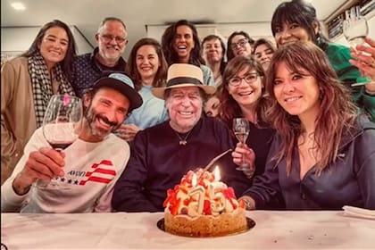 Brindis y torta con velitas para Sabina en su último cumpleaños, el 12 de febrero pasado, cuando el artista festejó con amigos sus 75 años. A su izquierda, con lentes, La Jime, como Joaquín llama a su mujer.