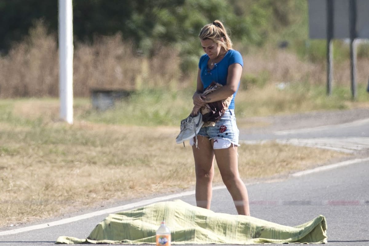 Brisa Amaral, delante del cuerpo de Jonathan Funes, el 5 de febrero pasado