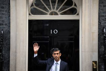 Rishi Sunak, saluda frente a la puerta de Downing Street 10 después de pronunciar su primer discurso como primer ministro.