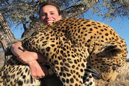 Britany L. sonrió para la foto, la foto se viralizó y hoy es repudiada tanto ella como toda su agrupación de cazadores.
