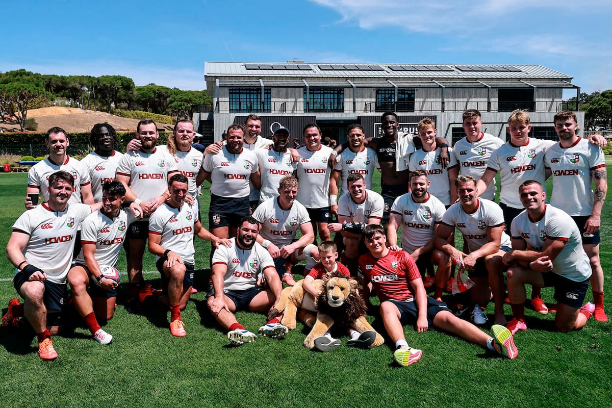 British & Irish Lions aúna cuatro países de las islas británicas y es una experiencia cultural, moviendo de continente a continente una marea roja de camisetas, canciones, pubs llenos, merchandising y familias enteras viajando.