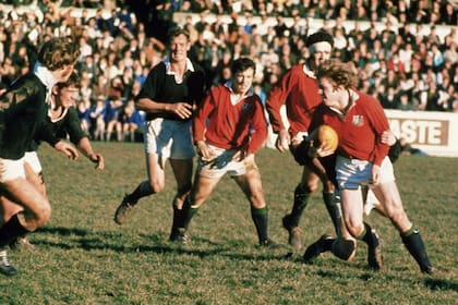 British & Irish Lions en 1971; aquel plantel fue el único que logró vencer a Nueva Zelanda en una serie, tuvo una recepción en las islas propia de héroes y resultó galardonado como "equipo del año" por la emisora BBC.