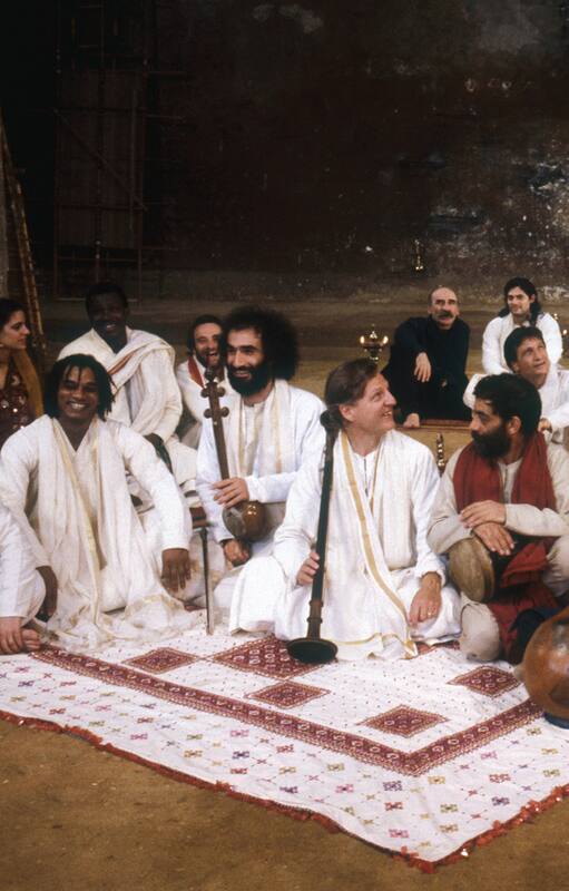 El director Peter Brook dirige su puesta teatral Mahabharata, versión del Bhagavad Gita