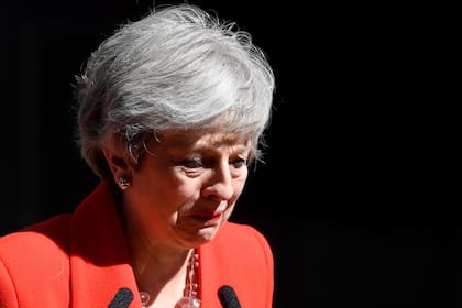 Al mando de las negociaciones del traumático divorcio británico de la UE, la primera ministra capituló tras enfrentar la peor división del Partido Conservador; el sucesor buscaría una salida drástica del bloque