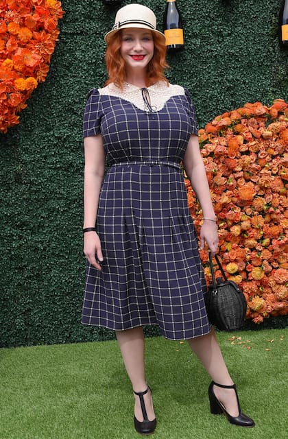 Christina Hendricks, en el Veuve Clicquot Polo Classic 2021, se animó a un día de relax y champagne