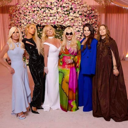 Britney Spears en su boda, junto a sus amigas: Donatella Versace, París Hilton, Madonna, Selena Gomez y Drew Barrymore