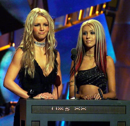 Britney Spears y Christina Aguilera en la entrega de los MTV Music Video Awards, año 2000