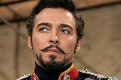 Britt Lomond tenía 32 años cuando fue elegido para formar parte de la serie (Foto: Captura de video mejorada con IA)