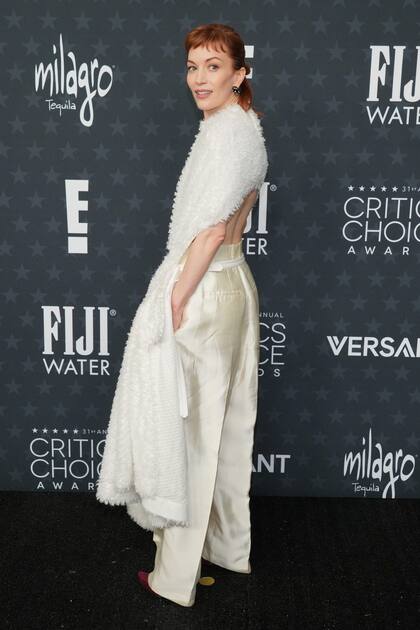 Britt Lower, nominada como mejor actriz por su papel en Severance, llegó a la alfombra roja con un diseño vanguardista en blanco de pantalón y pechera de Bottega Veneta