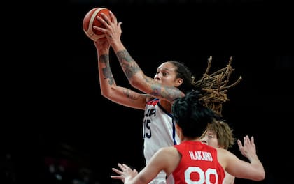 Brittney Griner a pleno durante la final de Tokio 2020