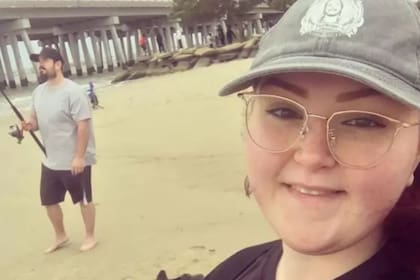 Brittney Pennington pescaba con su novio en una playa de Virginia Beach y divisó en el jardín de su casa lo que creyó que era un par de piernas