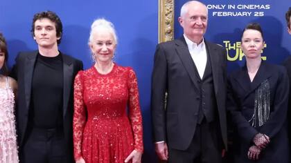 Broadbent y Helen Mirren en el estreno de la película "El Duque" en la National Gallery de Londres en febrero.