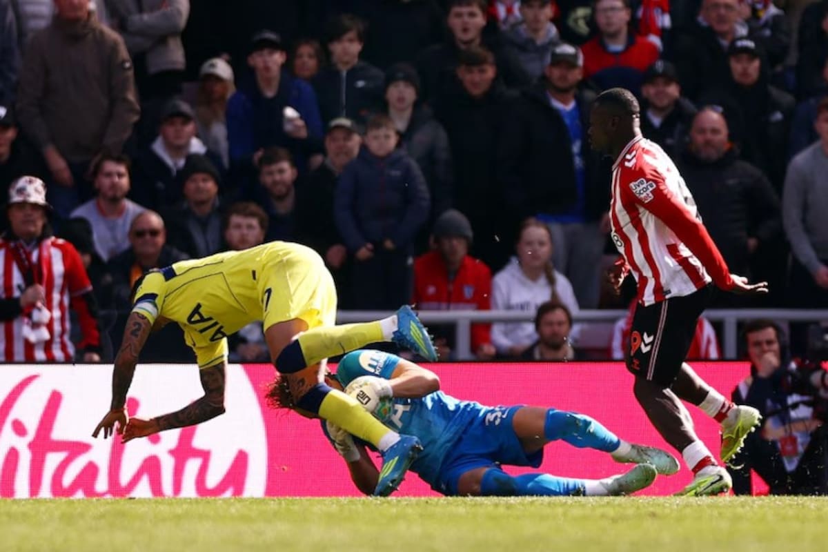 Brobbey empuja al Cuti Romero, que choca con el arquero y termina lesionado