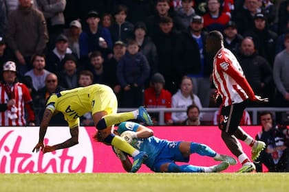 Brobbey empuja al Cuti Romero, que choca con el arquero y termina lesionado