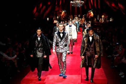 Brocato brillante, pailletes y corderoy en los nuevos trajes de la dupla DG