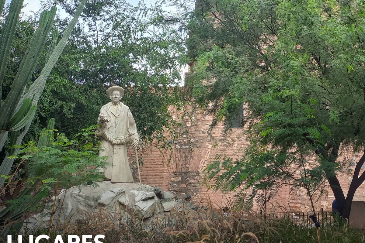 La ruta de 240 km une Villa Santa Rosa, Córdoba Capital y Villa Cura Brochero, las tres ciudades cordobesas donde nació y se formó el primer santo argentino.