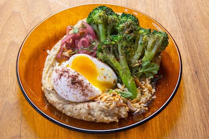 Brócoli asado, hummus, pickles de cebolla, huevo 5’ y almendras fritas