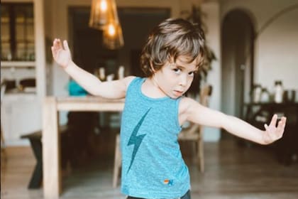 Brody tiene cuatro años y no sólo sorprende por el movimiento de su cuerpo sino por sus impresionantes gestos.