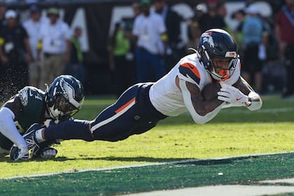 Broncos remontan 14 puntos y propinan a Eagles su primera derrota de la temporada, 21-17